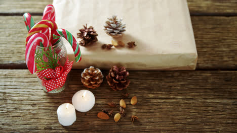 Weihnachtsdekorationen-Und-Geschenkbox-Auf-Holztisch-4k