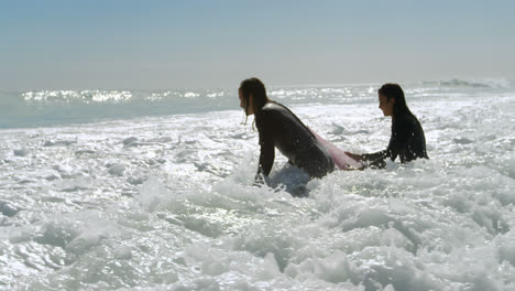 Surferpaar-Bereitet-Sich-Darauf-Vor,-Auf-Der-Welle-4k-Zu-Surfen