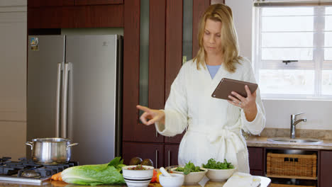 Frau-überprüft-Rezept-Auf-Digitalem-Tablet-In-Küche-4k