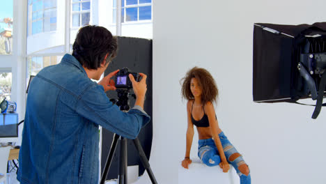 Weibliches-Model-Posiert-Für-Ein-Fotoshooting-Im-Studio-4k