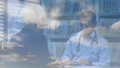 Männlicher-Arzt-Im-Gespräch-Mit-älterer-Frau-Vor-Wolken-Im-Blauen-Himmel-Im-Hintergrund