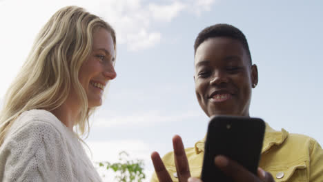 Junge-Frauen-Benutzen-Ein-Smartphone-Auf-Einem-Dach