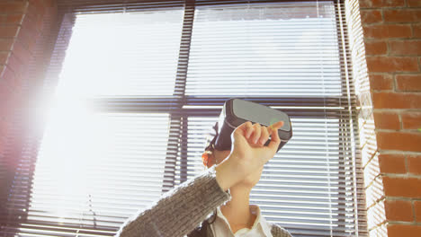 Female-executive-using-virtual-reality-headset-4k