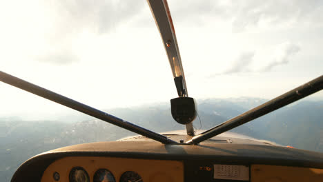 Aviones-Volando-Sobre-La-Montaña-4k