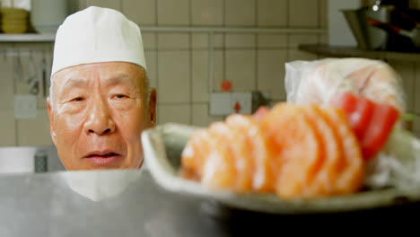 Männlicher-Koch-Serviert-Einen-Teller-Mit-Sushi-In-Der-Küche-4k