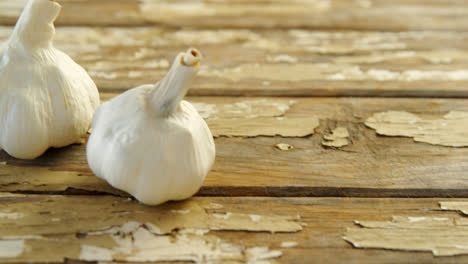 Garlics-on-wooden-plank-4k