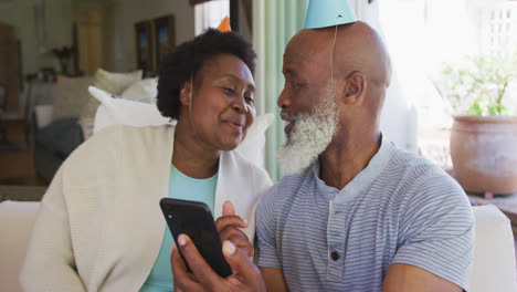 Glückliches-älteres-Afroamerikanisches-Paar