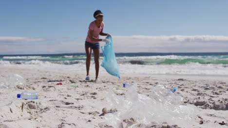 Afroamerikanische-Frau-Sammelt-Plastikmüll-Am-Strand