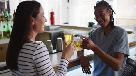 Eine-Vielfältige-Gruppe-Glücklicher-Freunde-Trinkt-Bier-Und-Unterhält-Sich-In-Einer-Bar