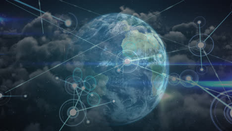 Netzwerk-Der-Verbindung-über-Rotierenden-Globus-Gegen-Wolken-Im-Blauen-Himmel