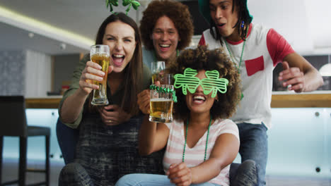 Grupo-Diverso-De-Amigos-Felices-Celebrando-El-Día-De-San-Patricio-Bebiendo-Cervezas-En-Un-Bar.
