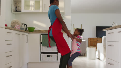 Feliz-Madre-E-Hija-Afroamericana-Bailando-Y-Divirtiéndose-En-La-Cocina