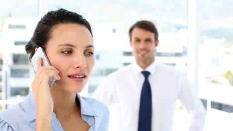 Mujer-De-Negocios-Hablando-Por-Su-Teléfono-Inteligente