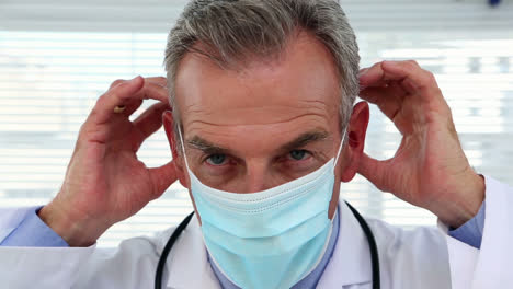 Arzt-Setzt-Schutzmaske-Auf