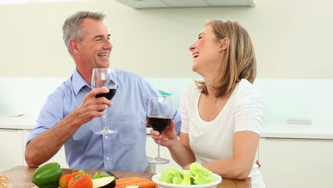 Älteres-Paar-Trinkt-Zusammen-Rotwein-Und-Plaudert