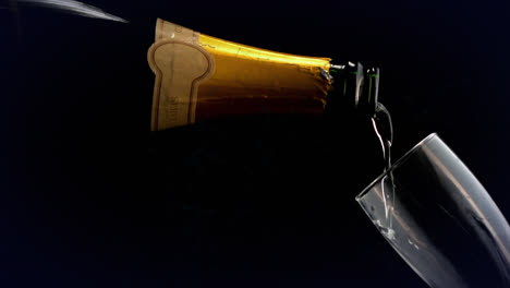 Animation-Eines-Verbindungsnetzwerks-über-Einer-Champagnerflasche-Und-Einem-Glas
