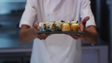 Mischlingskoch-Steht-In-Der-Küche-Und-Macht-Einen-Schönen-Teller-Sushi