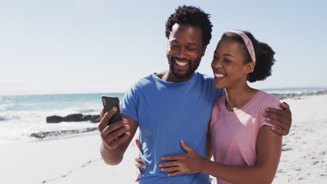 Afroamerikanisches-Paar-Lächelt-Und-Macht-Selfie-Mit-Smartphone-Am-Strand