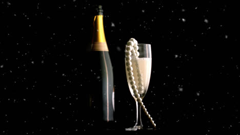 Weiße-Partikel-über-Perlen-Auf-Einem-Sektglas-Und-Einer-Sektflasche-Auf-Schwarzem-Hintergrund