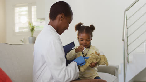 Afroamerikanisches-Mädchen-Mit-Stethoskop-Und-Lächelnd-Während-Des-Medizinischen-Hausbesuchs