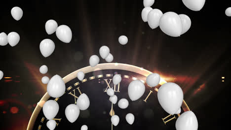 Mehrere-Weiße-Luftballons-Schweben-über-Einer-Uhr,-Die-Bis-Mitternacht-Tickt,-Vor-Goldenen-Lichtflecken