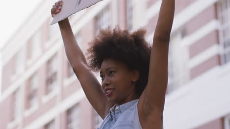 Mujer-Afroamericana-Sosteniendo-Un-Cartel-Gritando-Durante-La-Protesta