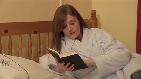 Stock-Footage-of-a-Woman-Reading