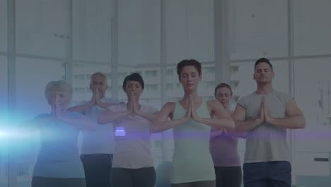 Animation-Von-Leuchtendem-Licht-über-Menschen,-Die-Yoga-Praktizieren