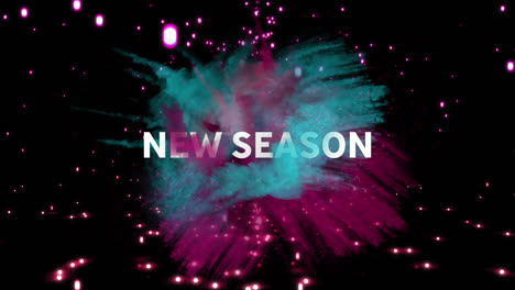 Animation-Des-Textes-Der-Neuen-Saison-über-Rosafarbenen,-Beweglichen-Lichtern-Und-Wolken-Auf-Schwarzblauem-Hintergrund