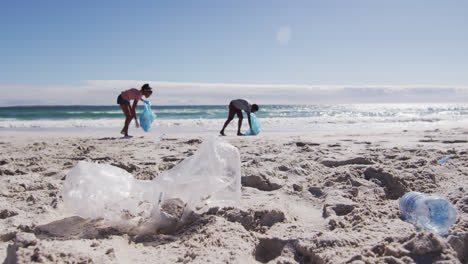 Afroamerikanisches-Paar-Hält-Müllsäcke-Und-Sammelt-Plastikmüll-Vom-Strand