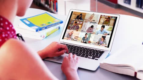 Kaukasische-Lehrerin-Nutzt-Laptop-Für-Videoanruf-Mit-Schülern