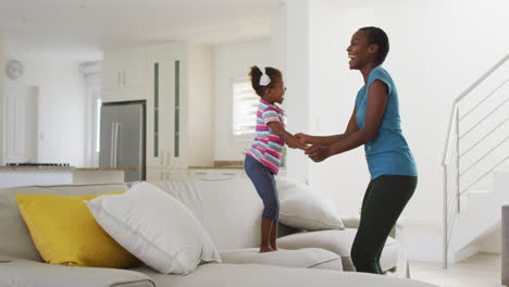 Glückliche-Afroamerikanische-Mutter-Und-Tochter-Tanzen-Und-Haben-Spaß-Zu-Hause