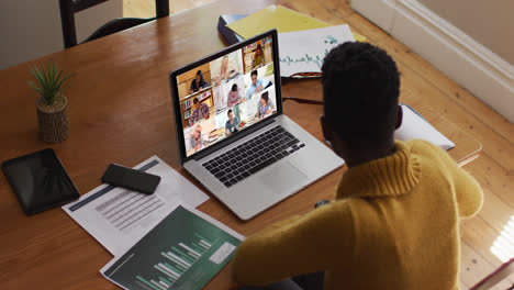 Profesora-Afroamericana-Usando-Una-Computadora-Portátil-En-Videollamada-Con-Estudiantes