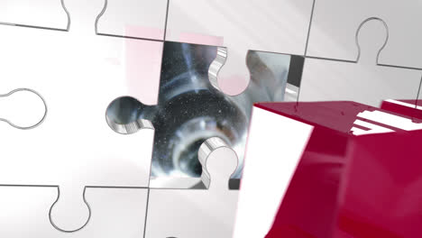 Schlüsselöffnung-Puzzle-Muster-Gegen-Oliven-Fallen-In-Cocktailglas-Auf-Schwarzem-Hintergrund