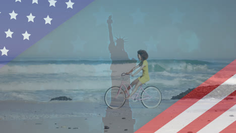 Animation-Einer-Amerikanischen-Flagge-Mit-Der-Freiheitsstatue-Und-Einer-Frau-Auf-Dem-Fahrrad-Am-Strand