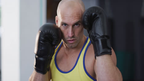 Porträt-Eines-Kaukasischen-Männlichen-Trainers-Mit-Boxhandschuhen-Beim-Training-Im-Fitnessstudio
