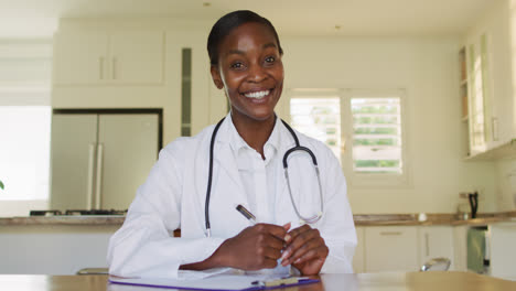 Afrikanische-Glückliche-Amerikanische-Ärztin-Winkt-Während-Der-Videoanrufberatung-Mit-Der-Hand