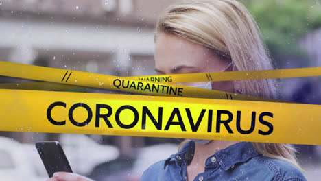 Animation-Eines-Coronavirus-Textes-Auf-Einem-Warnband-über-Einer-Frau-Mit-Gesichtsmaske,-Die-Auf-Der-Straße-Ihr-Smartphone-Benutzt
