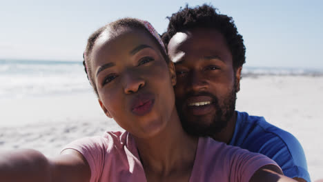 Porträt-Eines-Afroamerikanischen-Paares,-Das-Am-Strand-In-Die-Kamera-Lächelt