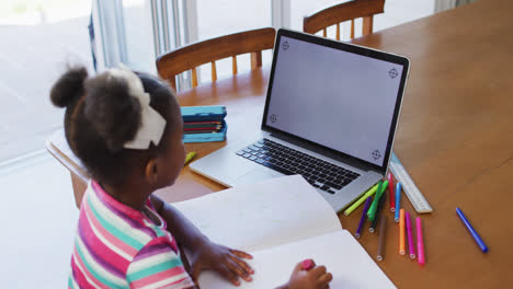 Afroamerikanisches-Mädchen-Lernt-Zu-Hause-Online-Mit-Einem-Laptop-Mit-Kopierplatz