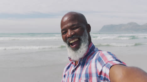 Älterer-Mann-Mit-Gemischter-Abstammung,-Der-Am-Strand-Ein-Selfie-Mit-Einem-Smartphone-Macht