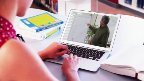 Kaukasische-Studentin-Nutzt-Laptop-Bei-Videoanruf-Mit-Männlichem-Lehrer