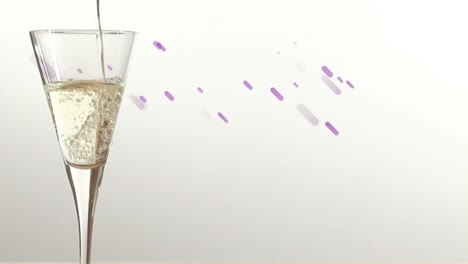 Animation-Von-Violetten-Formen-über-Einem-Champagnerglas-Auf-Weißem-Hintergrund