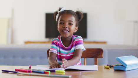 Glückliches-Afroamerikanisches-Mädchen-Mit-Online-Schule-Zu-Hause