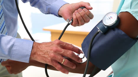 Arzt-überprüft-Den-Blutdruck-Des-Patienten