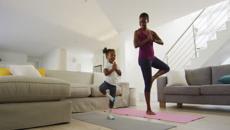 Glückliche-Afroamerikanische-Mutter-Und-Tochter-Machen-Yoga-Übungen-Zu-Hause