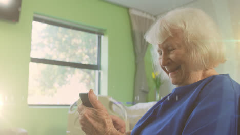 Animation-Von-Leuchtendem-Licht-über-Einer-Glücklichen-älteren-Frau,-Die-Ihr-Smartphone-Benutzt