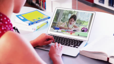 Kaukasische-Lehrerin-Nutzt-Laptop-Bei-Videoanruf-Mit-Schulmädchen