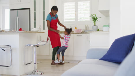 Glückliche-Afroamerikanische-Mutter-Und-Tochter-Tanzen-Und-Haben-Spaß-In-Der-Küche