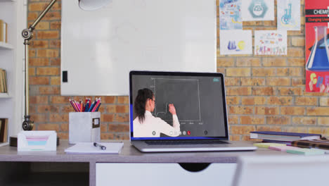 Kaukasische-Lehrerin-Wird-Während-Eines-Videoanrufs-Auf-Dem-Laptop-Bildschirm-Angezeigt